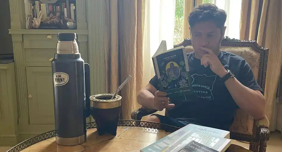 La foto que subió Axel Kicillof a sus redes leyendo "Cometierra" de Dolores Reyes.