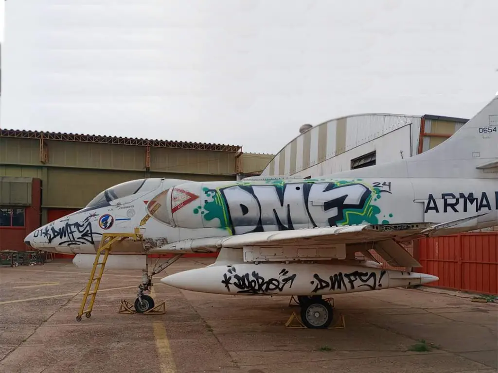 Avión grafiteado en Luzuriaga