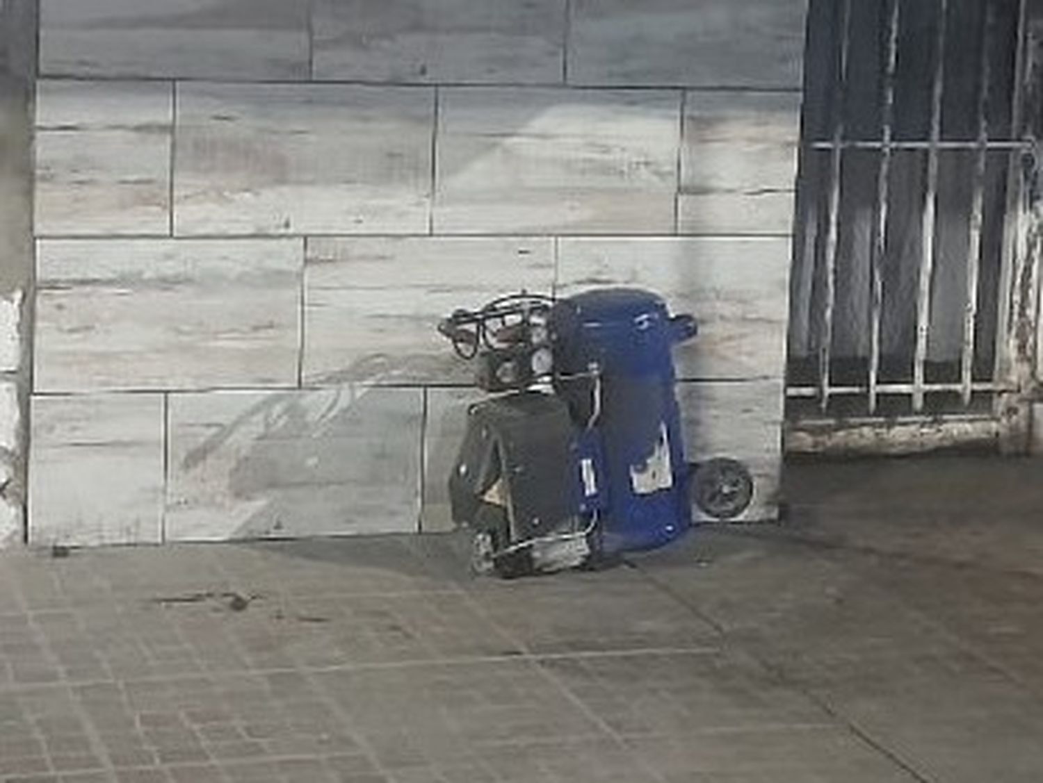 Forzaron una reja de una bicicletería, robaron un compresor y lo abandonaron a pocos metros