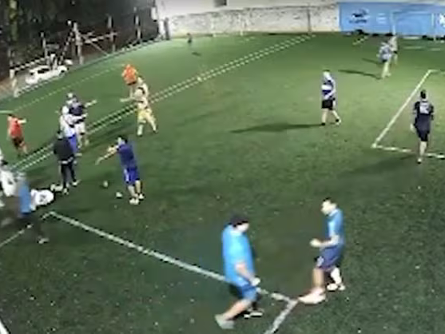 Violento enfrentamiento entre barras de Vélez y policías fuera de servicio en una cancha de fútbol