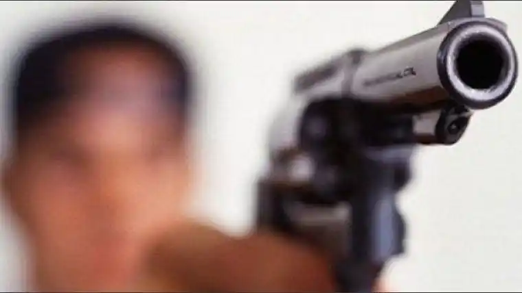 La atacó con un arma y sus vecinos lo golpearon