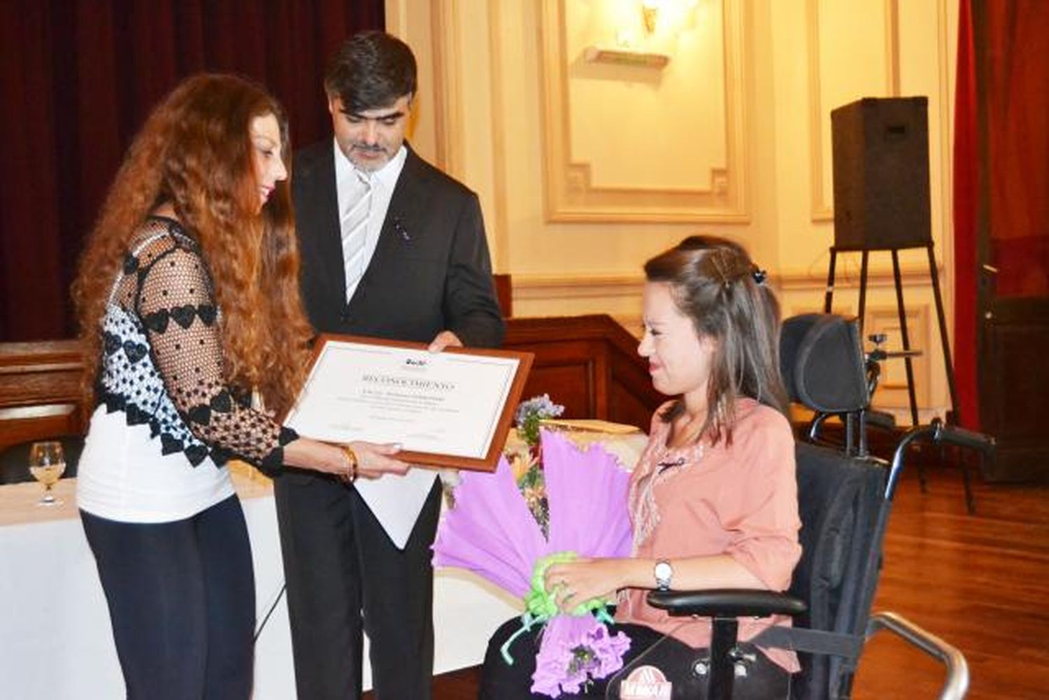 Emotivo reconocimiento del Concejo a mujeres gualeyas
