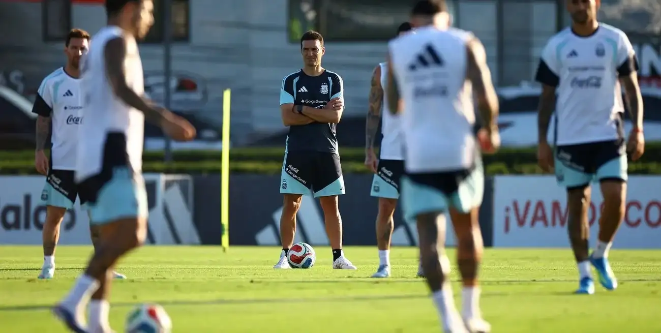 El cuerpo técnico intercambia listas preliminares antes de cada convocatoria. Foto: Reuters