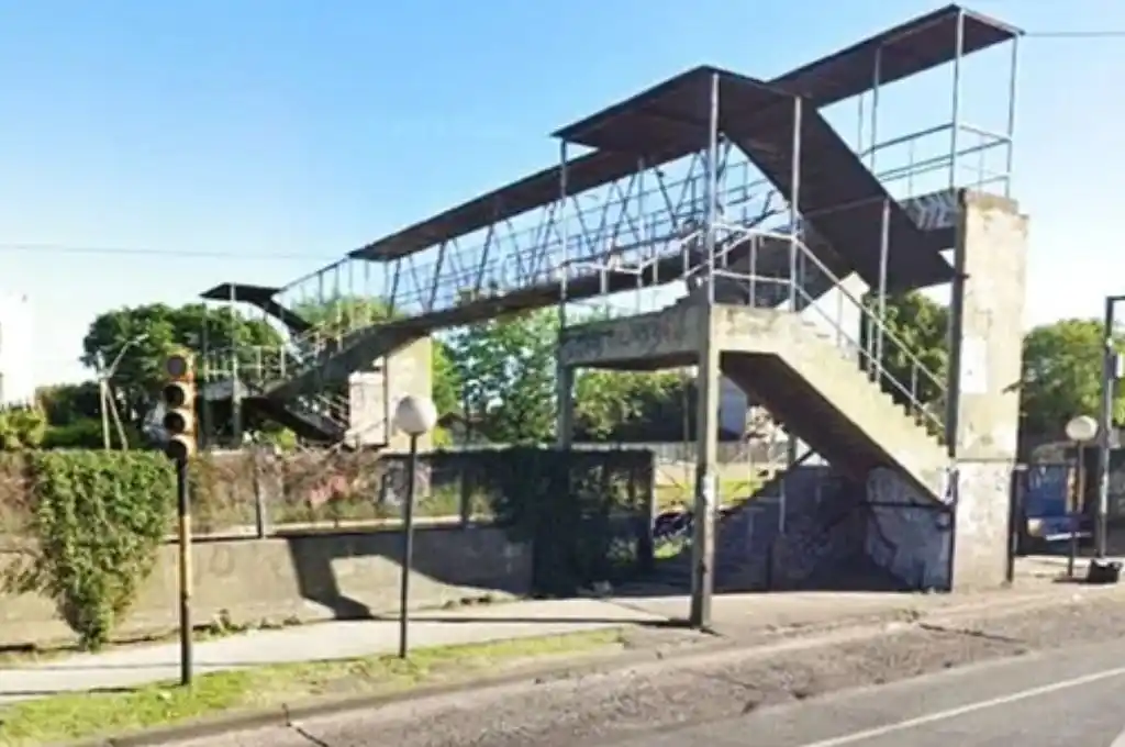 Puente sobre las vías del tren Sarmiento