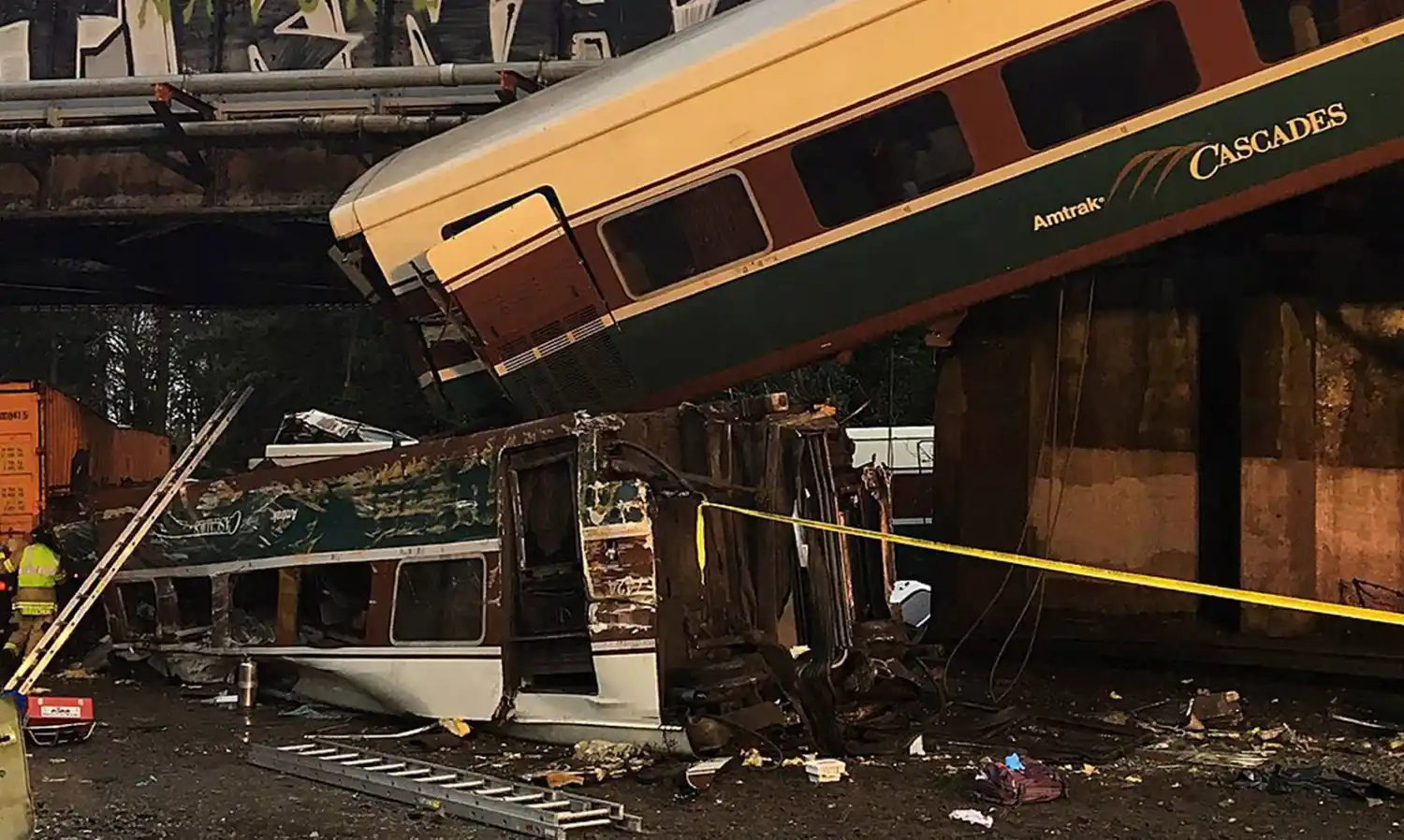 Washington: varios muertos al descarrilar un tren y caer sobre una autopista