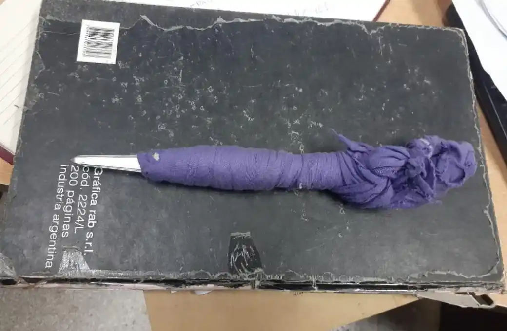 Detuvieron a dos hombres que portaban un arma y una “faca”