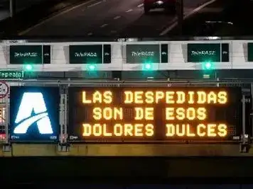 Entre los mensajes que pudieron verse figuraron expresiones profundamente vinculadas a la obra del músico.