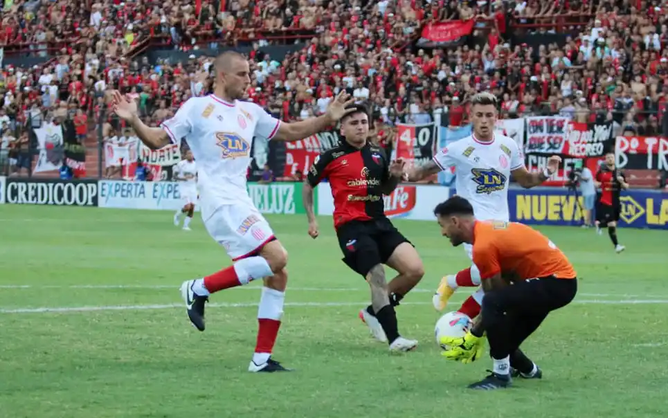 Colón ganó en Paraná y es puntero de su grupo