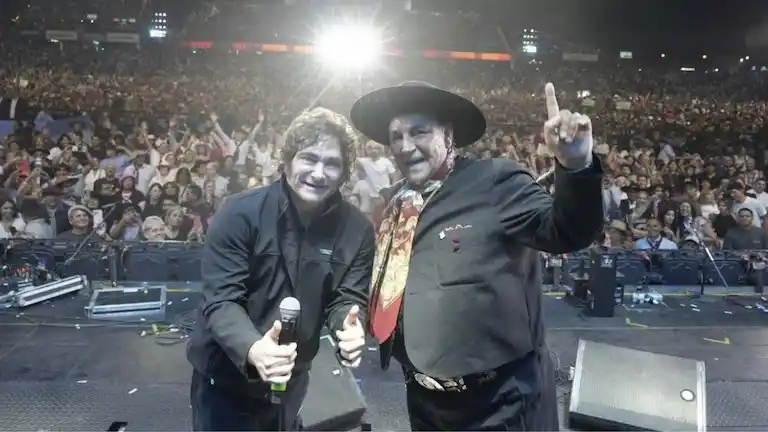 Milei y el Chaquerño Palavecino interpretaron "Amor salvaje" sobre el escenario del festival.