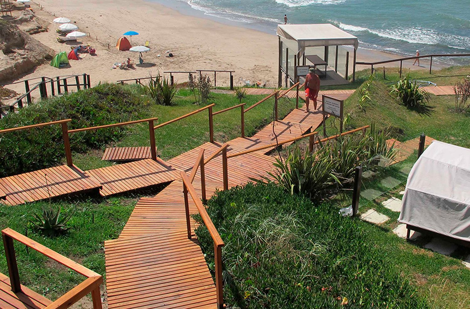 Impulsan licitación para concesionar playa nudista