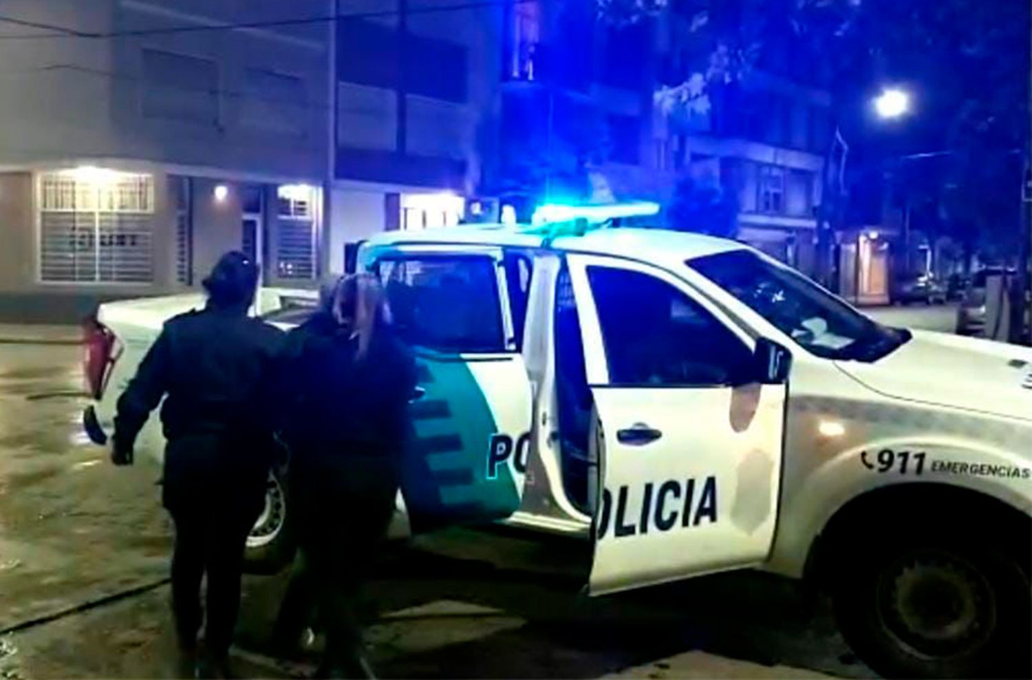 Pareja "roba ruedas": el hombre escapó y la mujer fue detenida por la policía