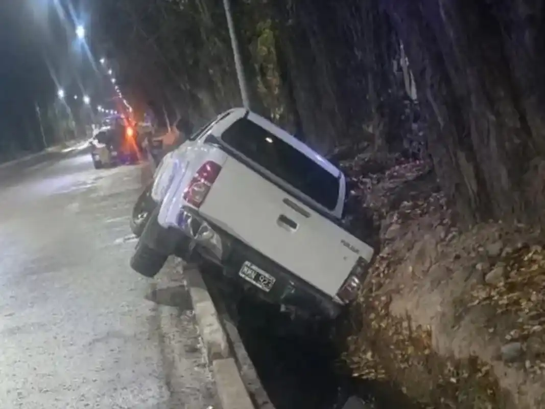 Un hombre manejaba borracho y volcó su camioneta: tenía casi 5 veces más de alcohol en sangre que lo permitido
