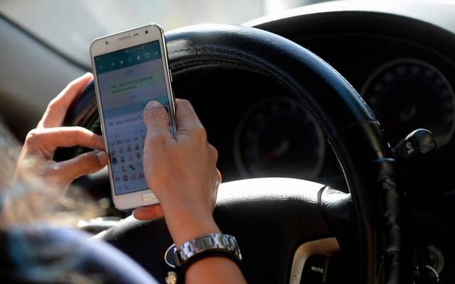 Preocupante: casi la mitad de los conductores argentinos admite usar celular mientras maneja