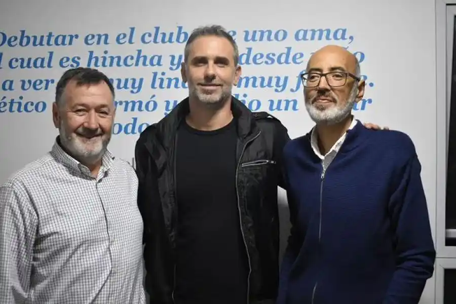 ¡El fútbol y la lectura se unen en Atlético Joven! Un libro por una platea