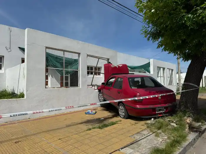 Fuga y choque: un conductor evadió un control y terminó impactando contra un jardín de infantes