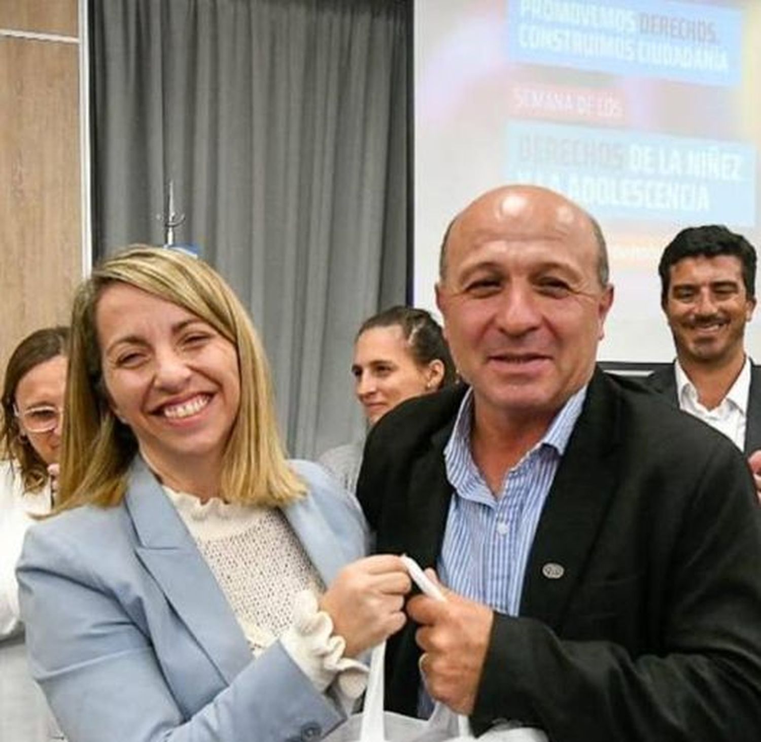 La vicegobernadora Laura Stratta y el intendente municipal de General Galarza, Fabián Menescardi a la hora del entrega del aporte para la ampliación del Hogar Agüero.