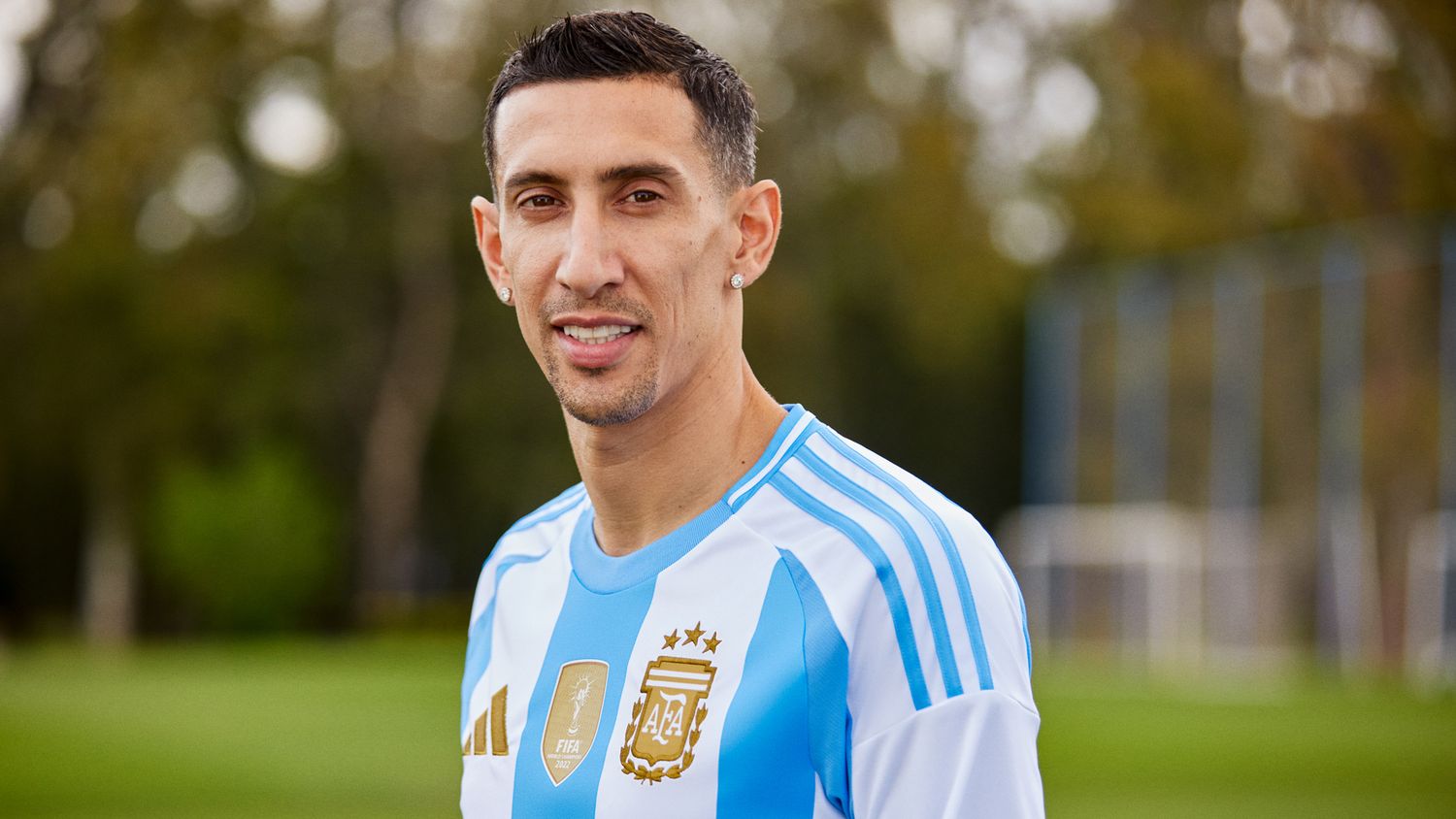 Ángel Di María, Lionel Messi y el Dibu Martínez presentaron las camisetas. Foto: AFA | Adidas