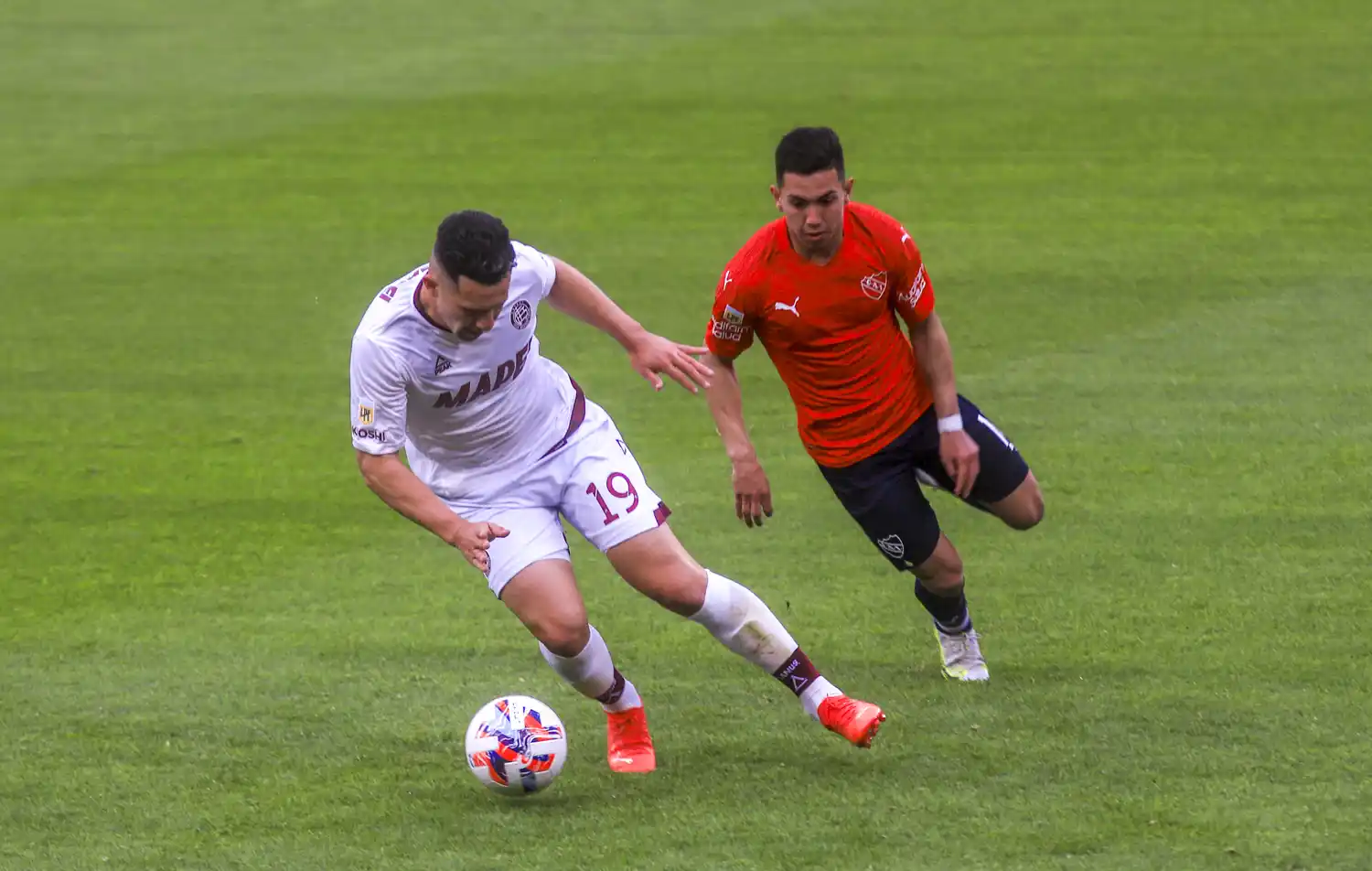 Lanús superó a Independiente y quedó solo en lo más alto