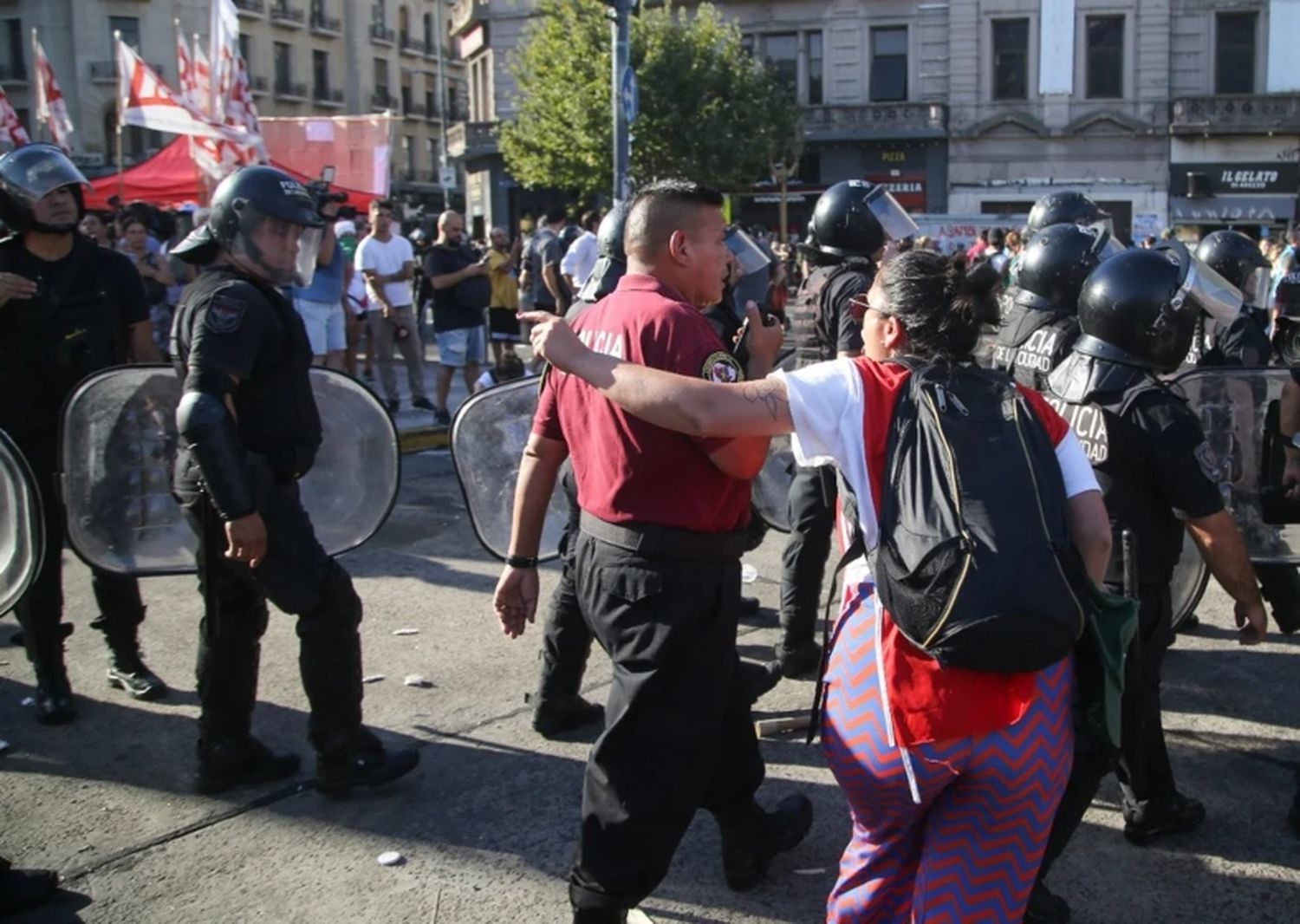 Tensión e incidentes en la segunda jornada de protestas frente al Congreso: un detenido