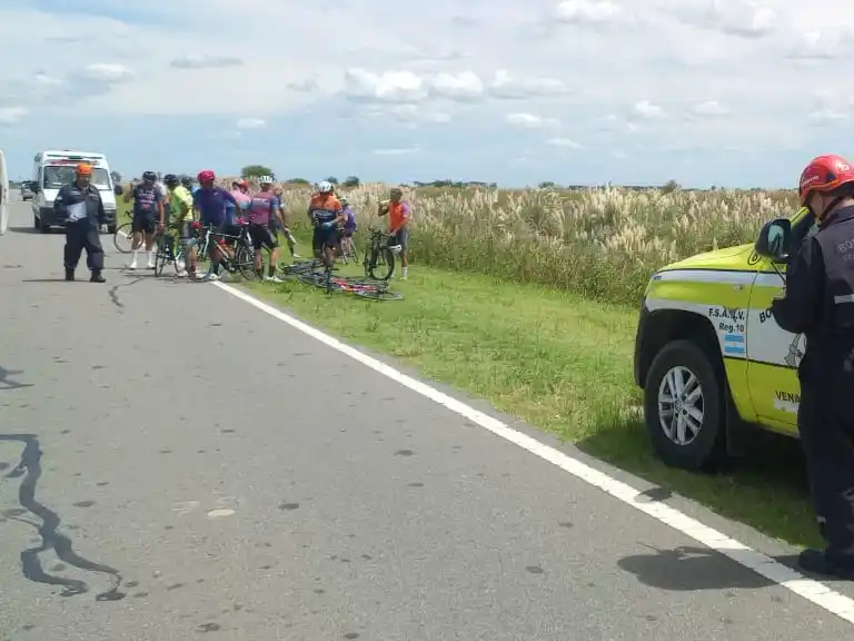 El pelotón de ciclistas circulaba por la ruta provincial 4S en el tramo que une Venado Tuerto con San Eduardo.