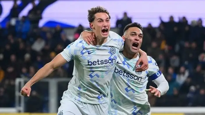 Festejo de Inter entre Esposito y Lautaro Martínez.