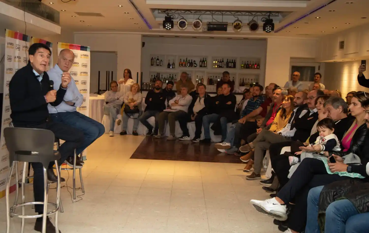 Melconian expuso ante más de 50 comerciantes en Valentín Alsina.