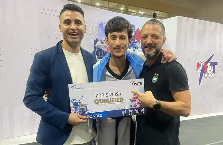 Lucas Guzmán con su ticket para Paris 2024.