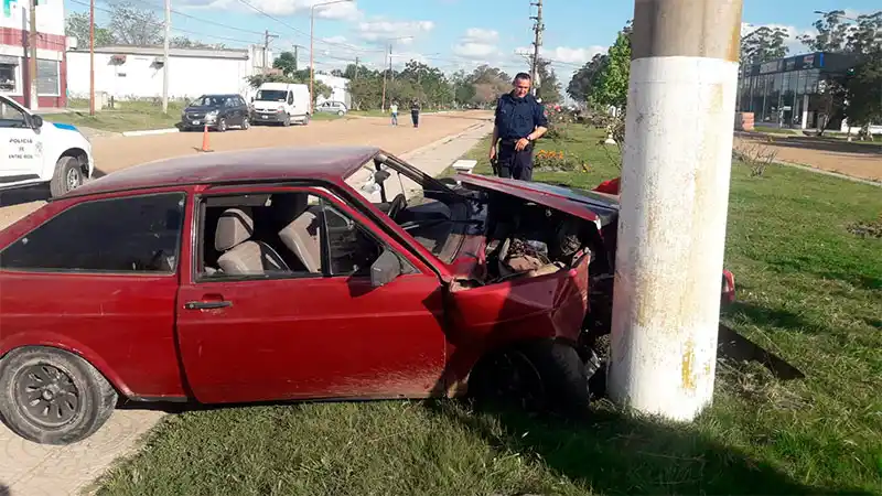 Una joven de 17 años despistó y se estampó en el auto contra un poste de luz