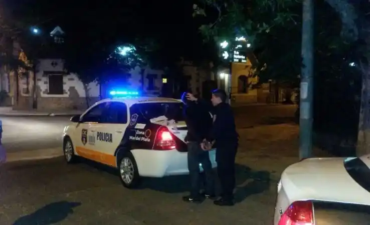 Mar del Plata: Detienen a un hombre que atacó a su pareja en la calle