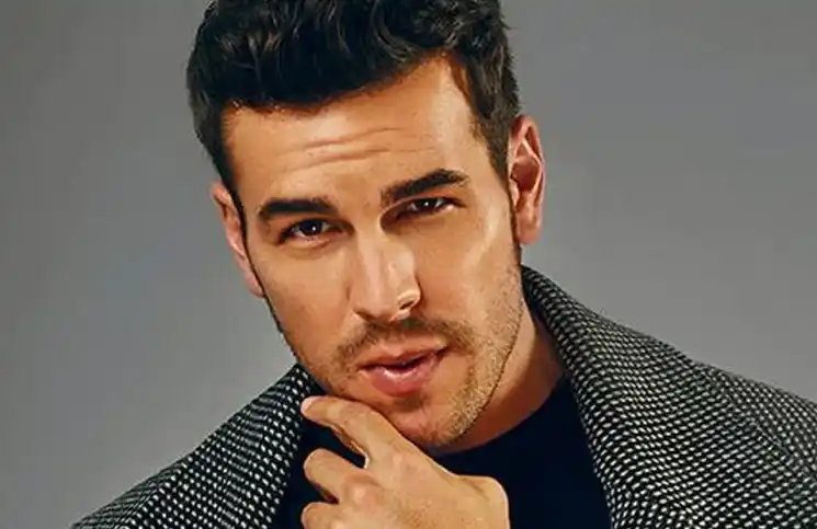 Con el torso desnudo Mario Casas se mostró sonriente con solo una campera de cuero