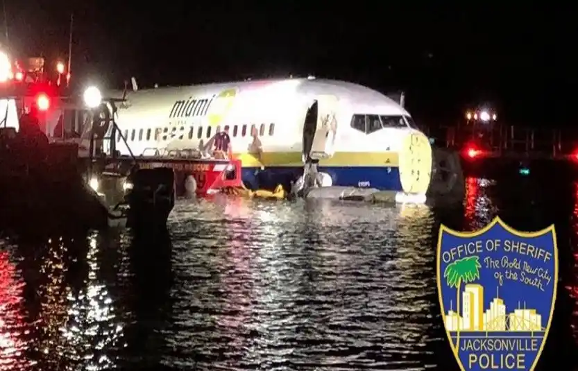 Un Boeing 737 con 136 pasajeros se despistó y quedó flotando en una río de la Florida