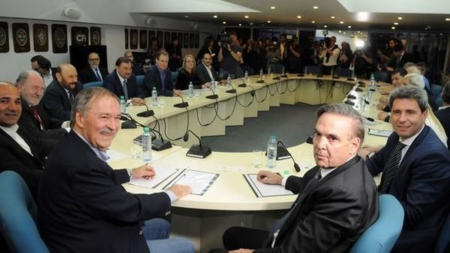 Gobernadores del PJ solicitan a Macri más recursos para las provincias