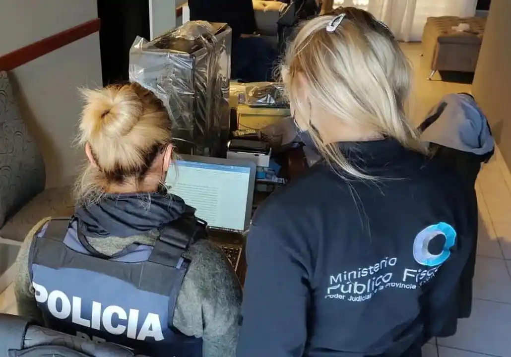 Desarticularon una red de distribución de fotos sexuales que era operada por menores