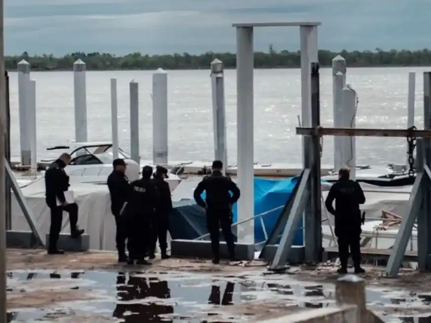 El cuerpo fue hallado a la altura de calle Balcarce, en la costanera central de Rosario. Foto: Gentileza RedBoing.