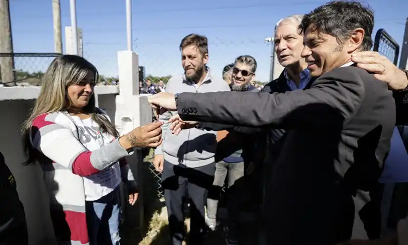 Kicillof entregó viviendas y volvió a apuntar contra Nación por frenar la obra pública