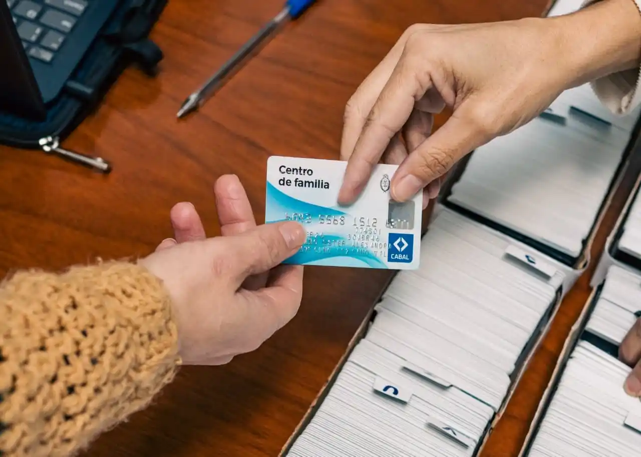 Para retirar las tarjetas solo es necesario presentarse en la sede elegida con el DNI del beneficiario.