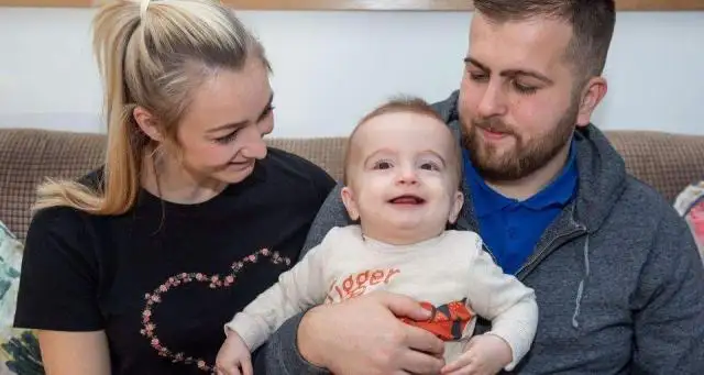 Un bebé despertó después de 7 meses en coma y sorprendió a su papá