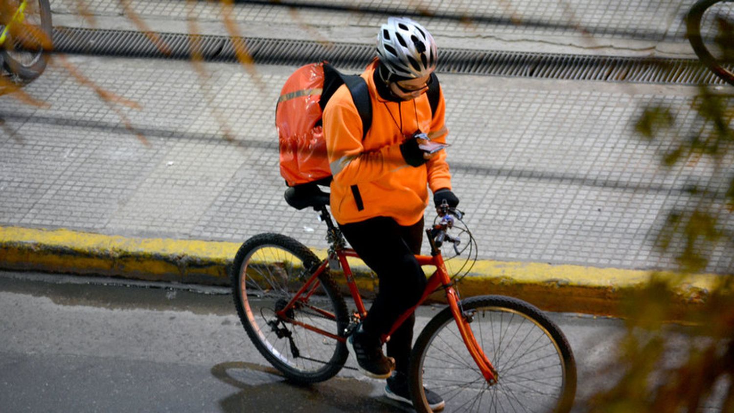Por qué los repartidores de aplicaciones móviles en Buenos Aires se volvieron «clandestinos» y ahora los detiene la policía