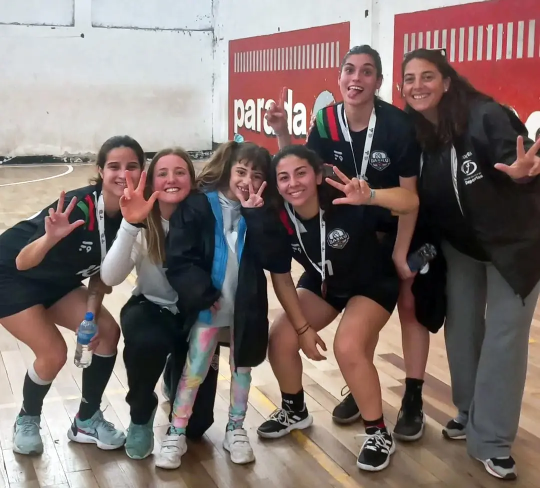 Chicas del Cestoball junto a la Directora de Deportes, Guadalupe Hernández