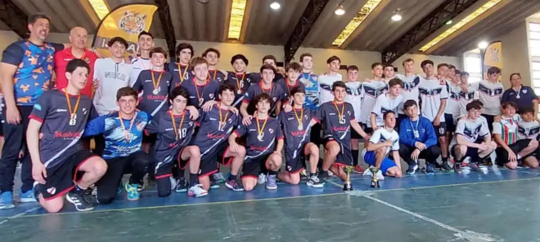 Los varones de Defensa y Vélez fueron los mejores en juveniles.