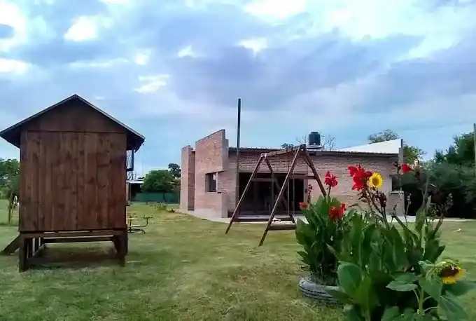 Ana Santucci - profesora de la institución y Franco Bertolín - referente de la Asociación Civil la Barbiana | Piden acompañamiento al Concejo para crear una nueva escuela secundaria en Rafaela