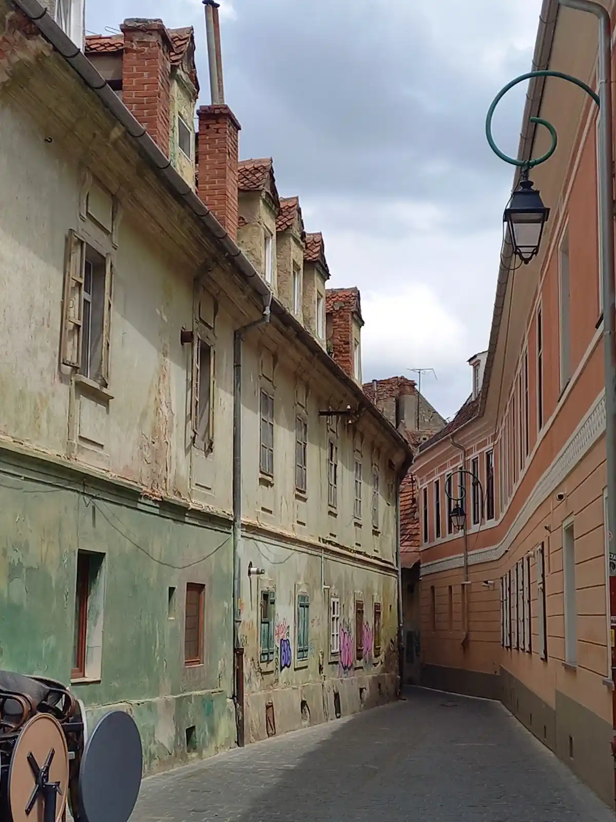 Calle del casco antiguo de Brasov-