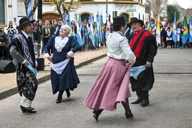 El fin de semana largo se vive en Chascomús con los colores celeste y blanco