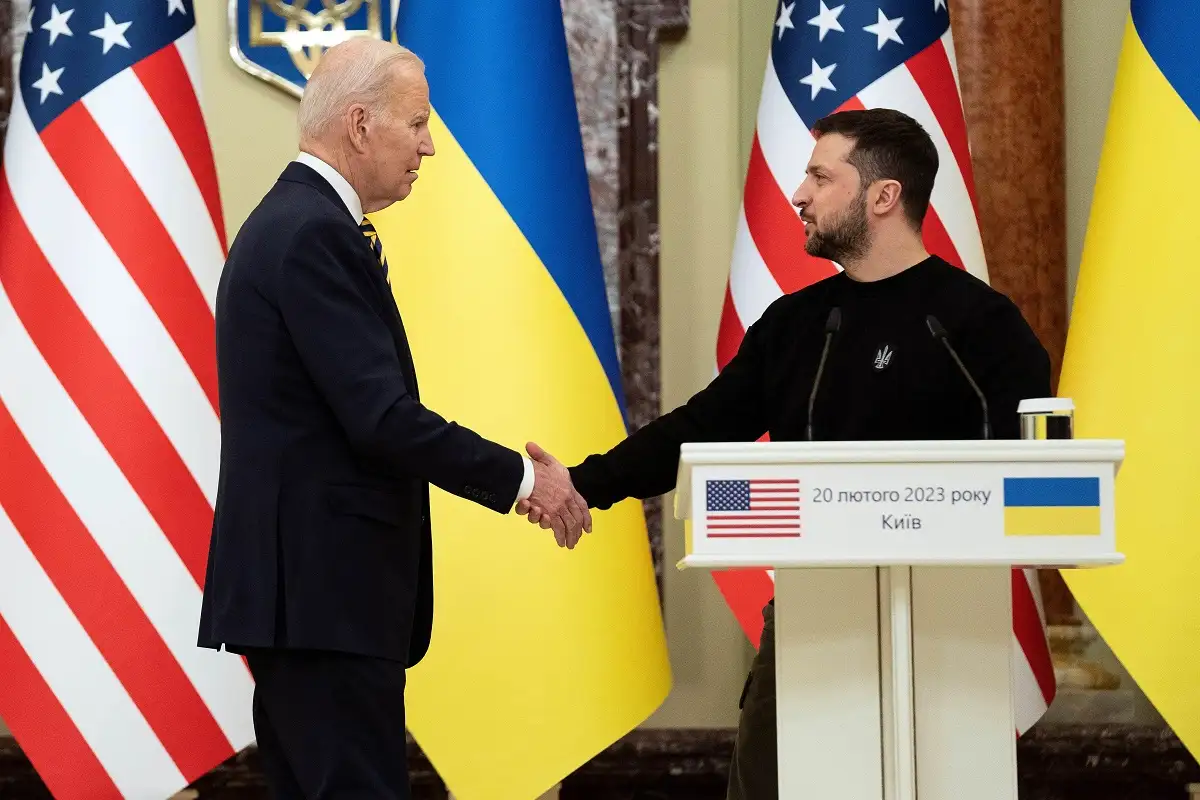 Joe Biden fue recibido por el presidente ucraniano, Volodimir Zelenski.