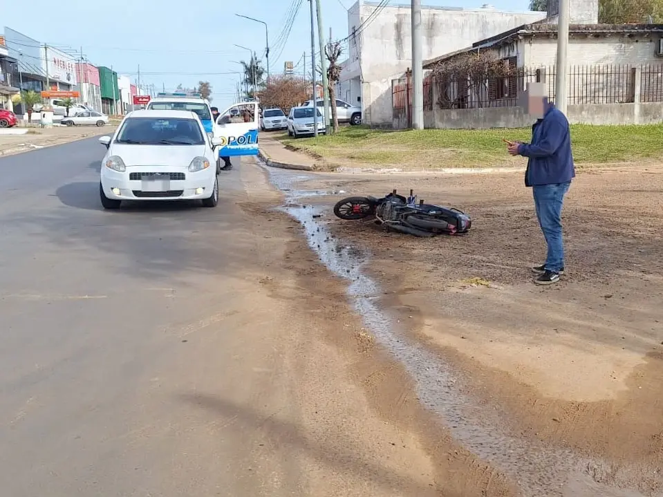 Una motociclista resultó herida tras chocar contra un automovil