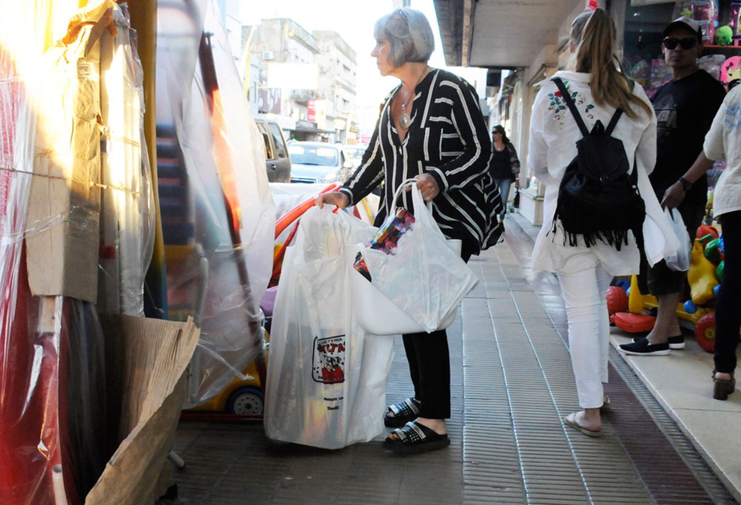 Priorizando el regalo para los niños, las ventas se mantuvieron en facturación