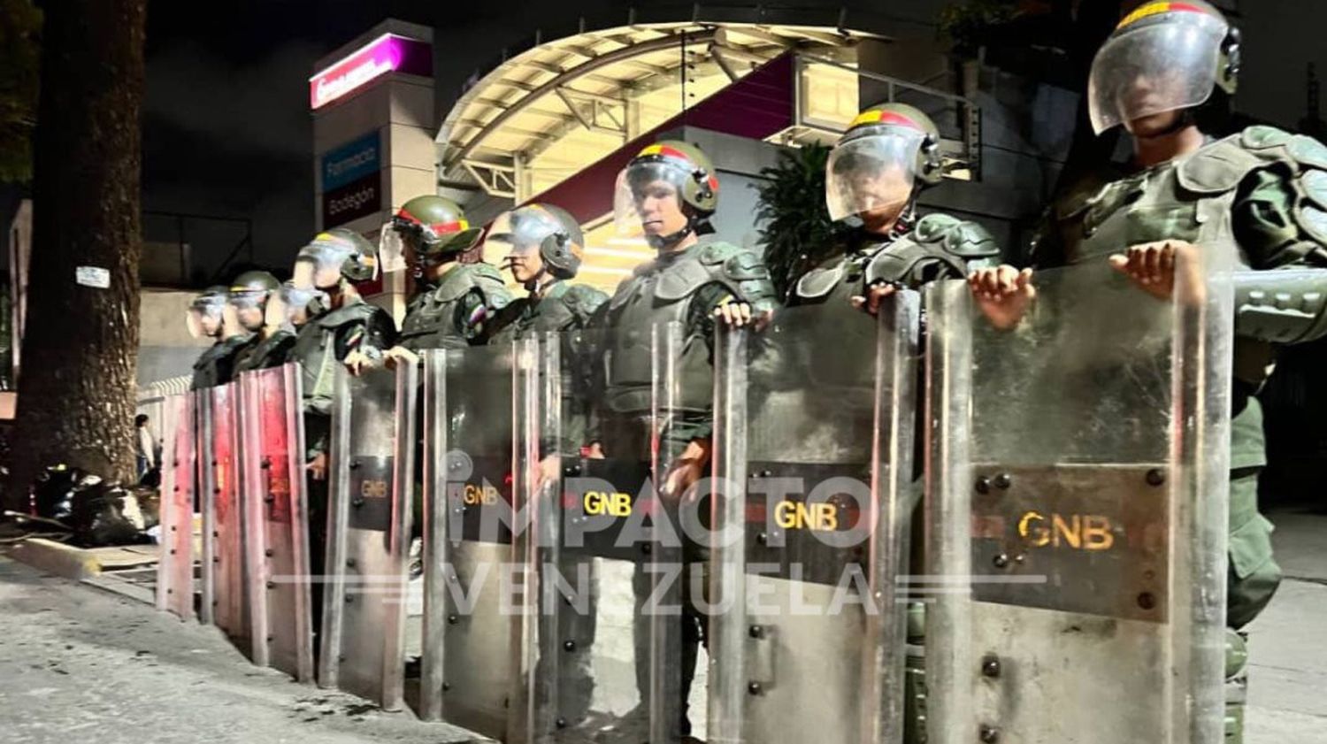 VECINOS DE EL PARAÍSO TOMARON LA CALLE molestos por pasar más de 36 horas sin electricidad