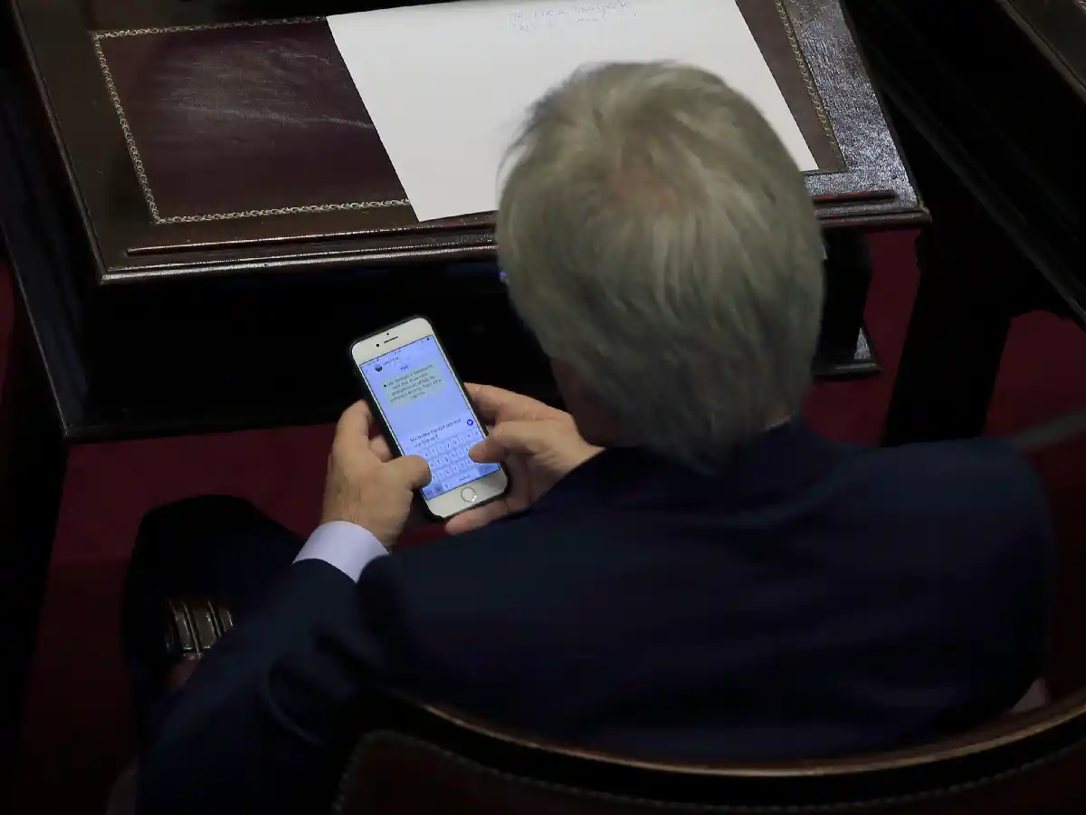 Se filtró chat de Pinedo captado en el recinto y se molestó 