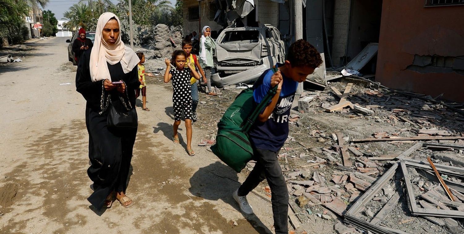 La gente huye de sus hogares en medio de los ataques israelíes en el sur de la Franja de Gaza. Créditos: Ibraheem Abu Mustafa/Reuters