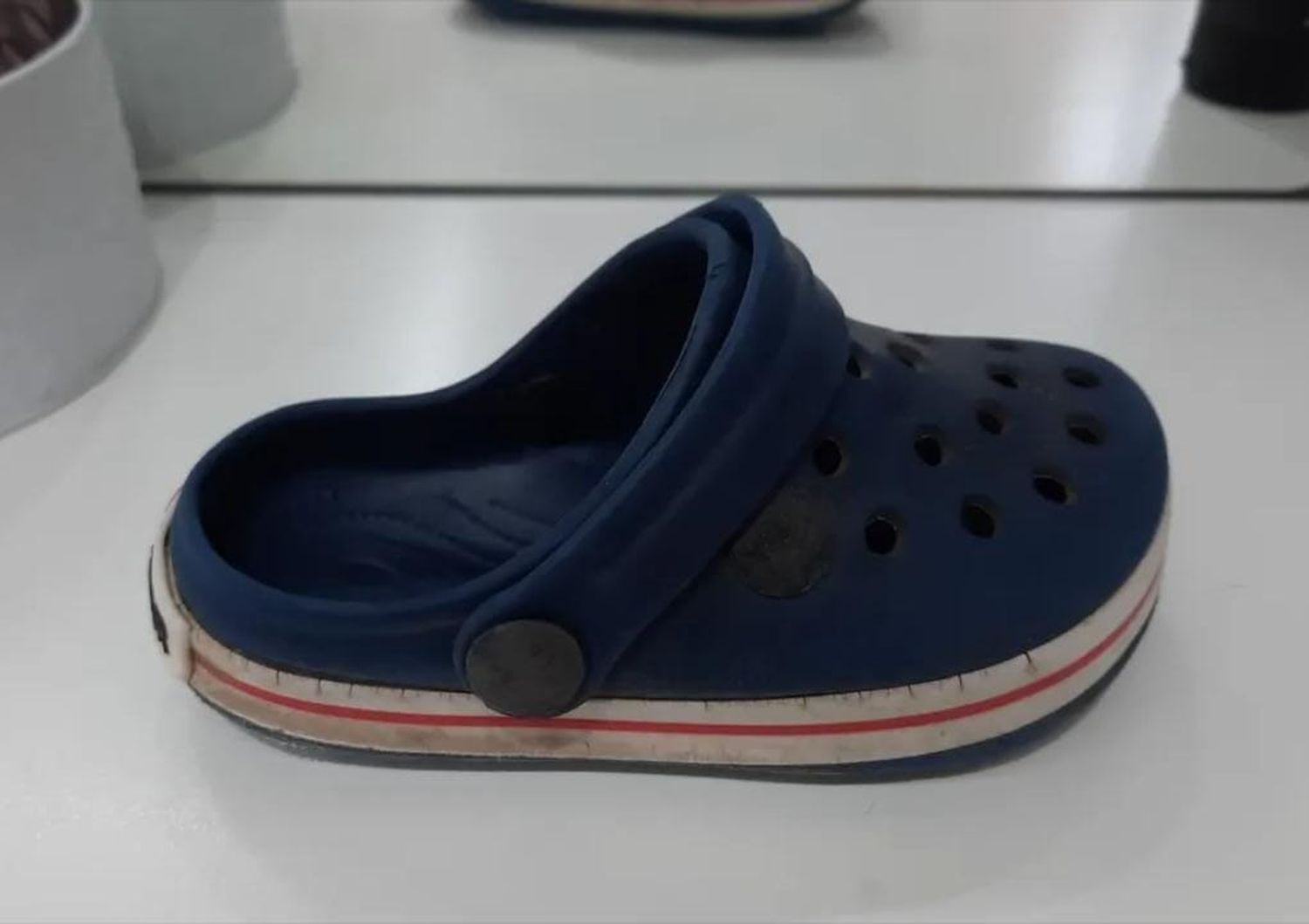 Crocs azul encontrada